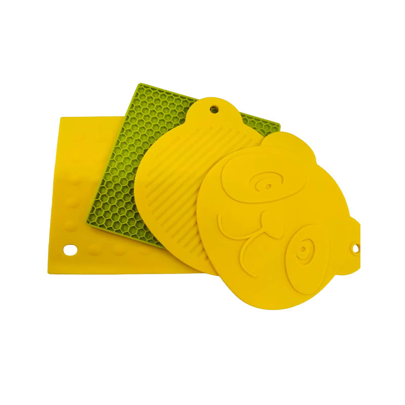 How does the manufacturing process of an insulation pad ensure that it is free of internal air bubbles?